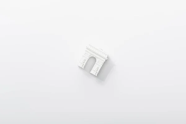 Vista superior de la pequeña figura de arco de triomphe aislada en blanco - foto de stock