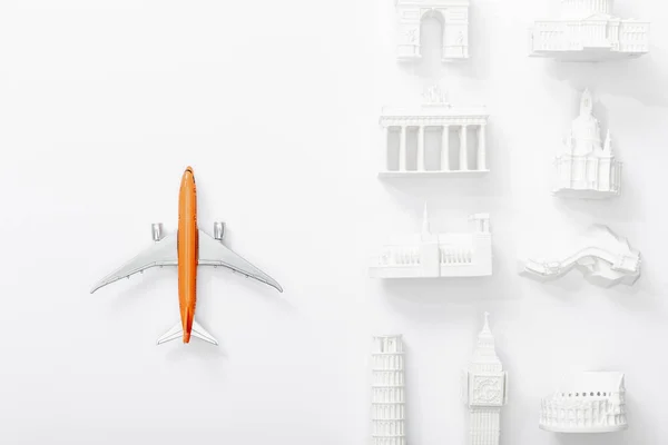 Draufsicht auf Spielzeugflugzeug in der Nähe von Statuetten aus verschiedenen Ländern Europas isoliert auf weiß — Stockfoto