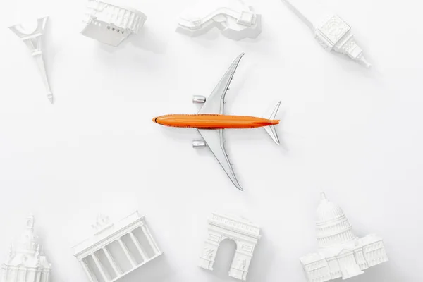 Draufsicht eines kleinen Flugzeugs in der Nähe von Statuetten aus verschiedenen Ländern Europas isoliert auf weiß — Stockfoto