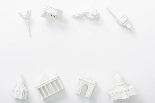 Вид зверху на маленькі статуетки з країн ізольовані на білому — стокове фото