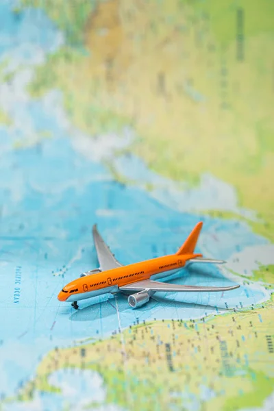 Вибіркове фокусування малого літака на карті світу. — стокове фото