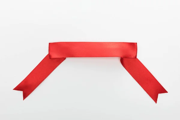 Vue du dessus du ruban décoratif rouge isolé sur blanc — Photo de stock