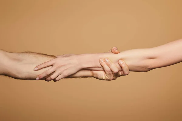 Abgeschnittene Ansicht von Mann und Frau, die die Hände isoliert auf Beige halten — Stockfoto