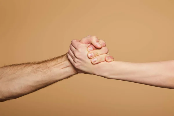 Abgeschnittene Ansicht von Mann und Frau, die die Hände isoliert auf Beige halten — Stockfoto