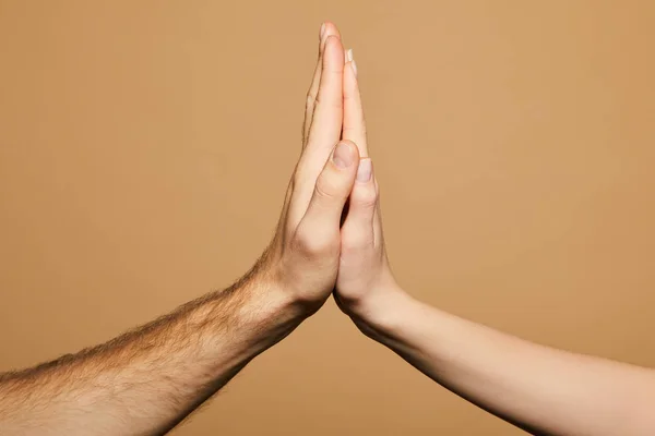 Recortado vista de hombre y mujer dando alta cinco aislado en beige - foto de stock