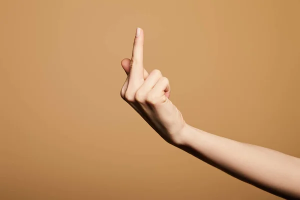 Vista recortada de la mujer que muestra el dedo medio aislado en beige - foto de stock