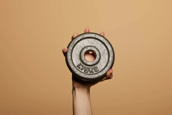 Vista cortada de mulher segurando peso isolado em bege — Fotografia de Stock