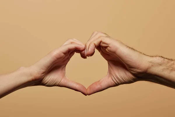 Ausgeschnittene Ansicht von Mann und Frau mit Herz-Geste isoliert auf beige — Stockfoto