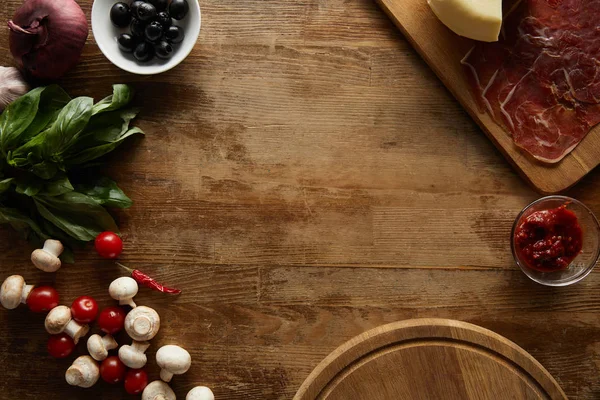 Vista superior de ingredientes crus em fundo de madeira — Fotografia de Stock