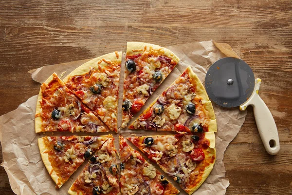 Blick von oben auf leckere Pizza auf hölzernen Hintergrund — Stockfoto