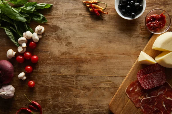 Draufsicht auf Zutaten für Pizza auf Holztisch — Stockfoto