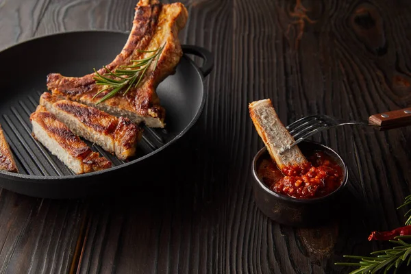 Filete a la parrilla en sartén con salsa de tomate y romero sobre fondo de madera — Stock Photo