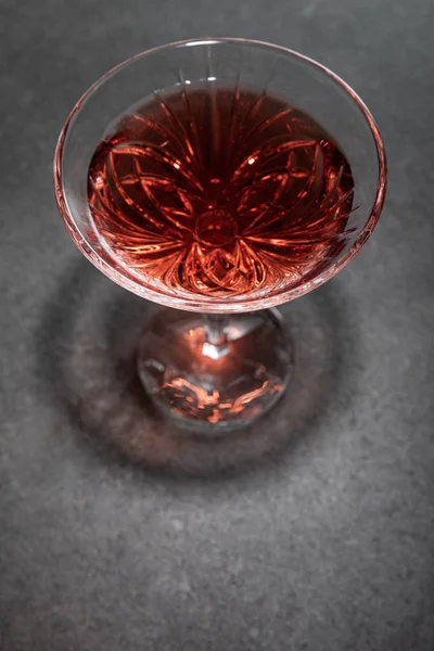 Vista superior de vidrio con vino tinto sobre superficie gris - foto de stock
