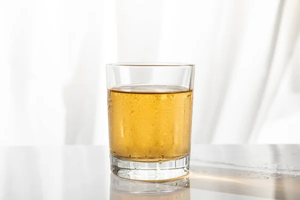 Bicchiere bagnato di whisky forte su bianco con spazio copia — Foto stock