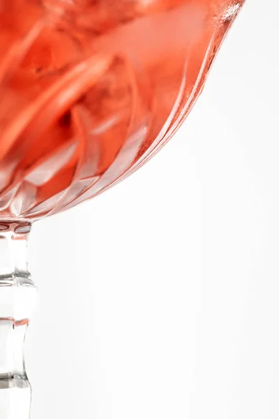 Messa a fuoco selettiva di vetro bagnato con cocktail rosso isolato su bianco — Foto stock