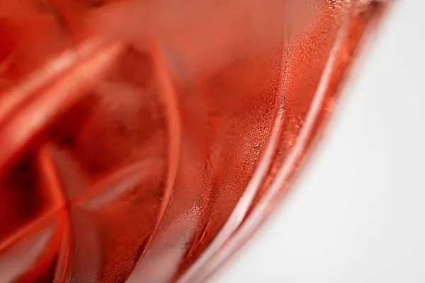 Close-up de coquetel vermelho em vidro isolado em branco — Fotografia de Stock