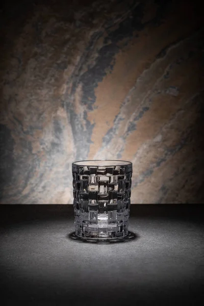 Sauberes und leeres Glas auf strukturiertem Hintergrund — Stockfoto