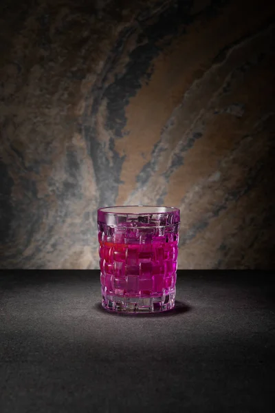 Cocktail d'alcool frais sur fond texturé — Photo de stock