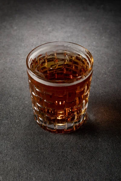 Verre de bière sombre sur la surface en béton gris — Stock Photo