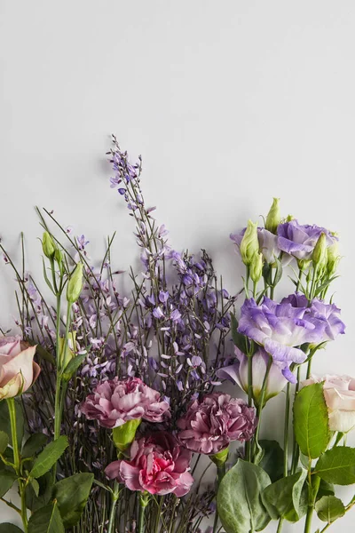 Vista dall'alto del mazzo di fiori viola su sfondo bianco — Foto stock