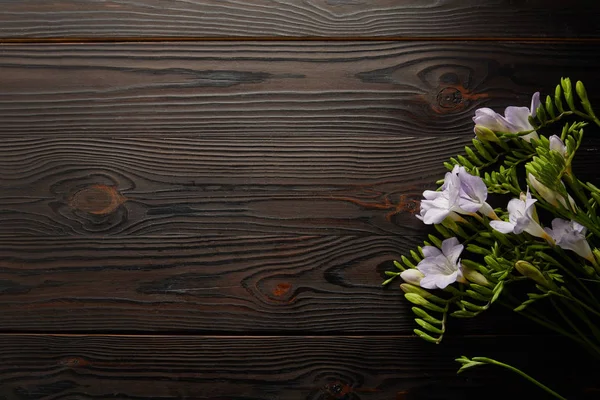 Vista superior del ramo floral violeta en la mesa de madera - foto de stock