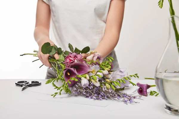 Vista cortada de florista fazendo buquê violeta isolado em branco — Fotografia de Stock