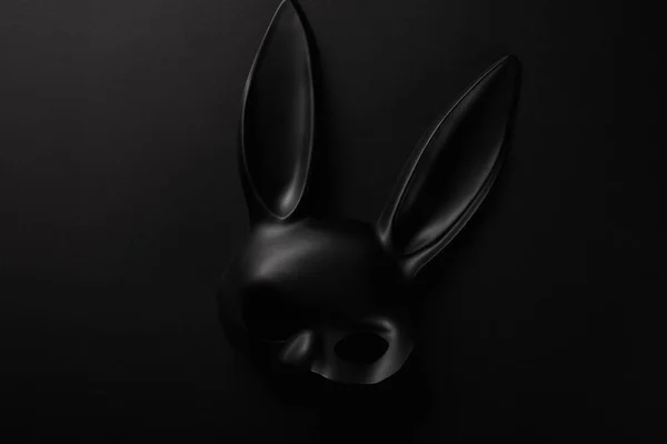 Вид зверху на чорну маску кролика ізольовано на чорному — стокове фото