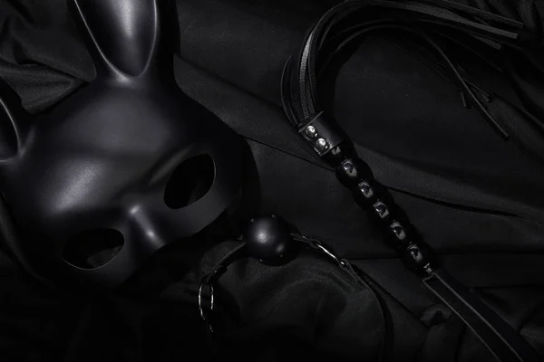 Vue du dessus de jouets sexuels sur fond textile noir — Photo de stock