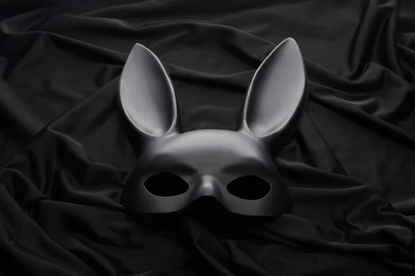 Maschera di coniglio su sfondo tessile nero — Foto stock