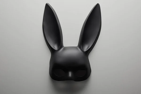 Vista dall'alto della maschera di coniglio nero su sfondo bianco — Foto stock