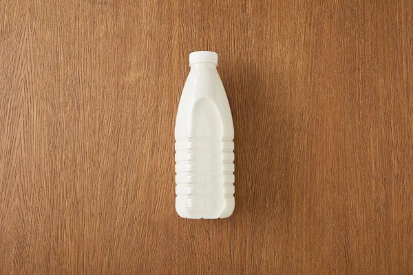 Vista superior de la botella de leche sobre fondo de madera — Stock Photo