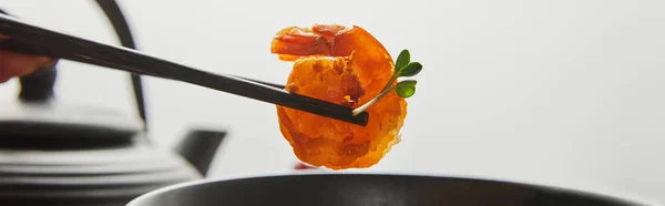 Cropped view of woman holding shrimp with chopsticks near bowl isolated on grey, panoramic shot — Stock Photo