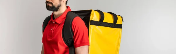 Vista recortada del repartidor con bolsa térmica aislada en gris, plano panorámico — Stock Photo