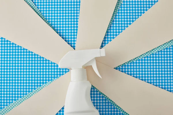 Composición con botella de spray para la limpieza de la casa y la decoración de papel en azul — Stock Photo