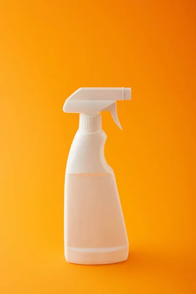 Una botella de spray blanco en naranja, productos para el hogar de limpieza — Stock Photo