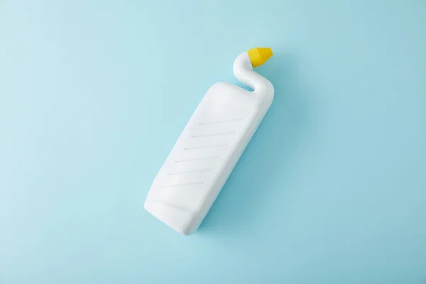 Vue du dessus d'une bouteille avec nettoyant pour toilettes sur bleu — Photo de stock