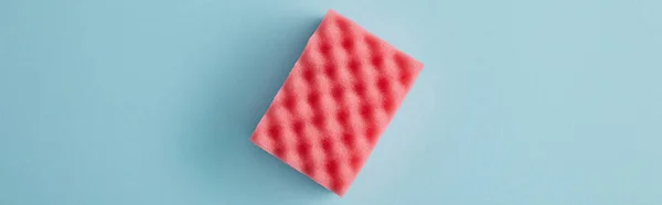 Plano panorámico de esponja rosa para la limpieza de la casa en azul - foto de stock