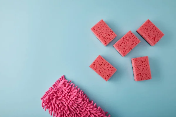 Vista superior de artigos de casa rosa para limpeza de casa em azul — Fotografia de Stock