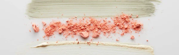 Vue de dessus de l'argile cosmétique et des coups de pinceau crème tonique avec blusher sur fond gris, panoramique — Photo de stock
