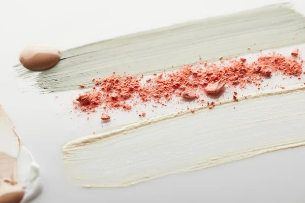 Cosmético e creme tom, pinceladas de barro com blusher rosa no fundo cinza — Fotografia de Stock