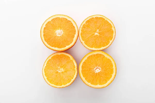 Vue du dessus des oranges coupées sur fond blanc — Photo de stock