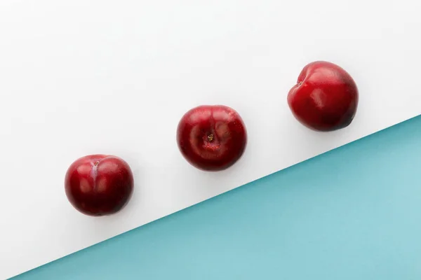 Верхний вид яблок на белом и синем фоне — стоковое фото