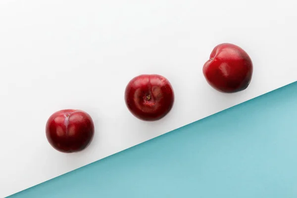 Vista superior de manzanas sobre fondo blanco y azul - foto de stock