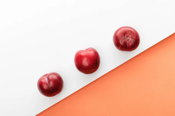 Vista superior de maçãs sobre fundo branco e laranja — Fotografia de Stock
