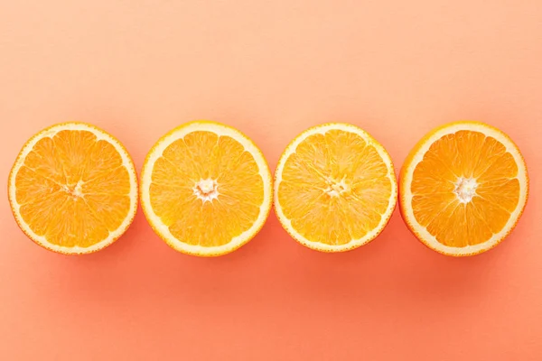 Vue du dessus des agrumes coupés sur fond orange — Photo de stock