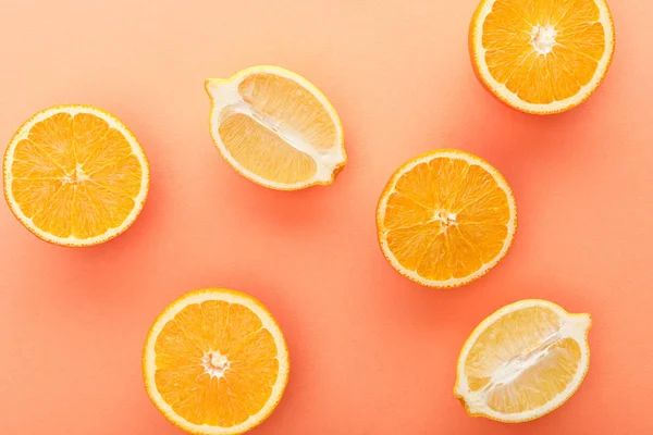 Vue du dessus des moitiés d'agrumes sur fond orange — Photo de stock