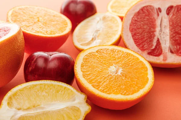 Selective focus of citrus halves and apples on colorful background — Stock Photo