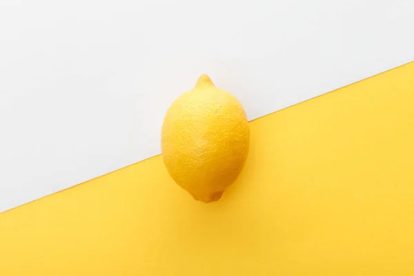 Vue du dessus du citron sur fond jaune et blanc — Photo de stock