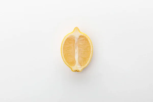 Vista superior de la mitad de limón sobre fondo blanco - foto de stock