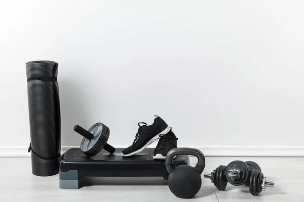 Чорні фітнес-матеріали та спортивне обладнання вдома — Stock Photo